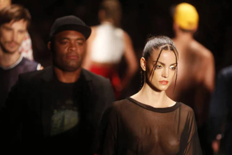 Modelos apresentam as criações da Ausländer para a moda verão 2015, durante desfile na Fashion Rio (Pilar Olivares/Reuters)