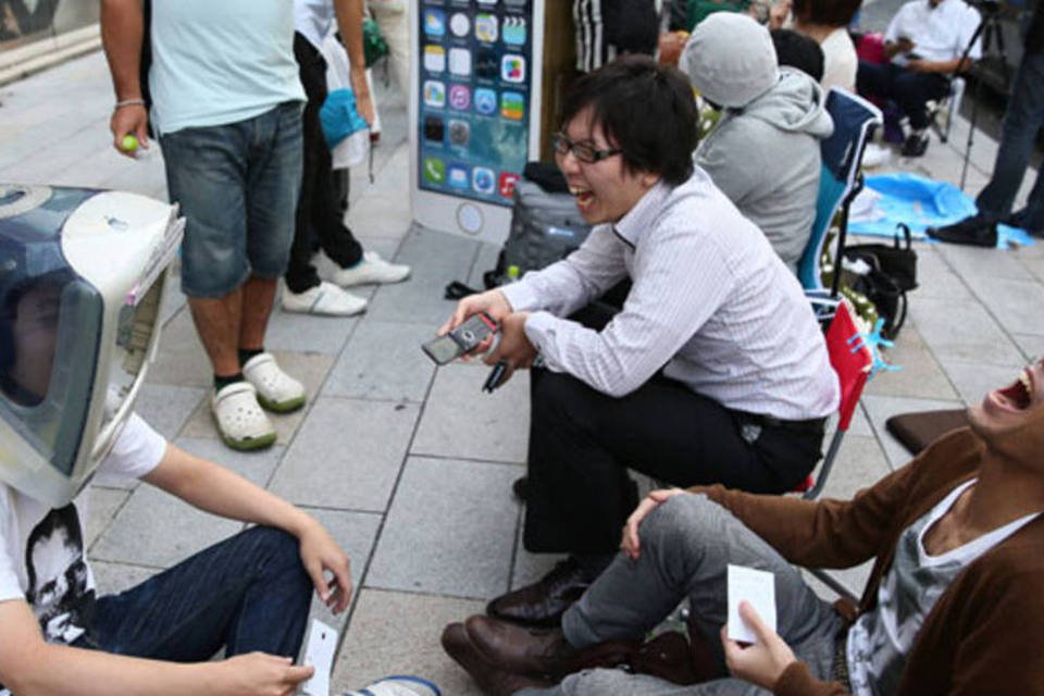 Fãs da Apple na fila da loja da Apple no Japão (Ken Ishii/Getty Images)