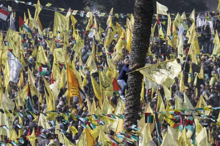 Com a bandeira amarela do Fatah, milhares de palestinos participam de uma manifestação em apoio ao partido em Gaza
 (Mohammed Abed/AFP)