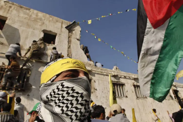 Palestino vestindo uma bandana do Fatah em manifestação de simpatizantes do grupo em Gaza, área predominantemente do Hamas (Mohammed Salem/Reuters)