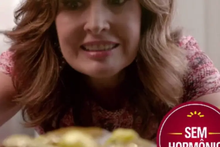 no segundo comercial estrelado por Fátima, vemos a embaixadora da marca endossando a linha de frangos (Reprodução/YouTube/SearaBrasil)