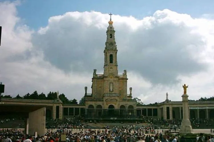 
	Santu&aacute;rio de F&aacute;tima em Portugal: peregrina&ccedil;&atilde;o come&ccedil;ou no domingo pela tarde
 (Wikimedia Commons)