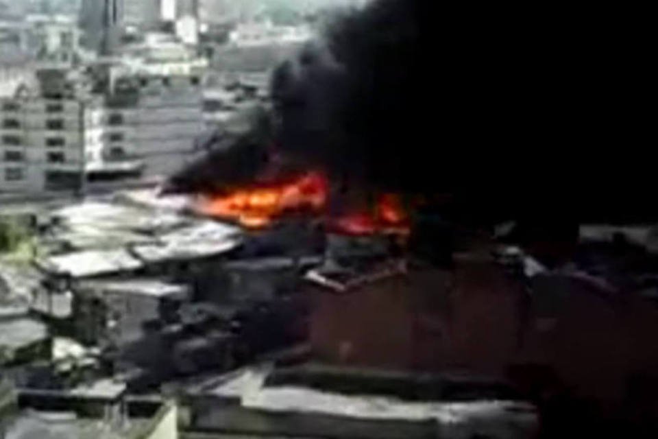 Bombeiros confirmam duas mortes em incêndio na favela