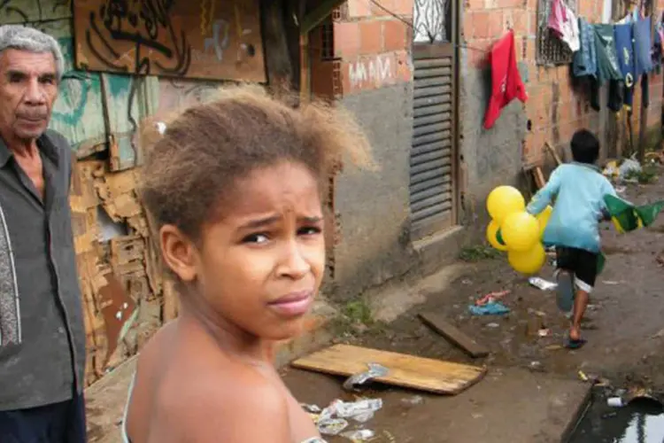 Favela do Mandela, na zona norte do Rio, é uma das mais pobres da cidade: Mensagens faziam referência à política de segurança que as autoridades praticam desde 2008 (Vladimir Platonow/Abr)