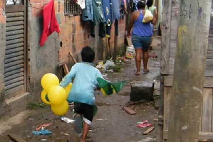 
	Favela no Rio de Janeiro: De acordo com a vers&atilde;o policial, divulgada atrav&eacute;s da rede social Twitter, a opera&ccedil;&atilde;o, foi desenvolvida nas comunidades de Nova Holanda e Parque Uni&atilde;o e permitiu at&eacute; agora que as autoridades apreendessem uma pistola.&nbsp;
 (Vladimir Platonow/AGÊNCIA BRASIL)