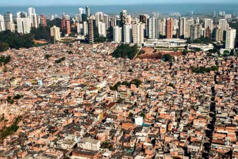 As duas faces de São Paulo: o governo, de várias maneiras, ajuda mais quem vive na área ao fundo (Danny Lehman/Corbis)
