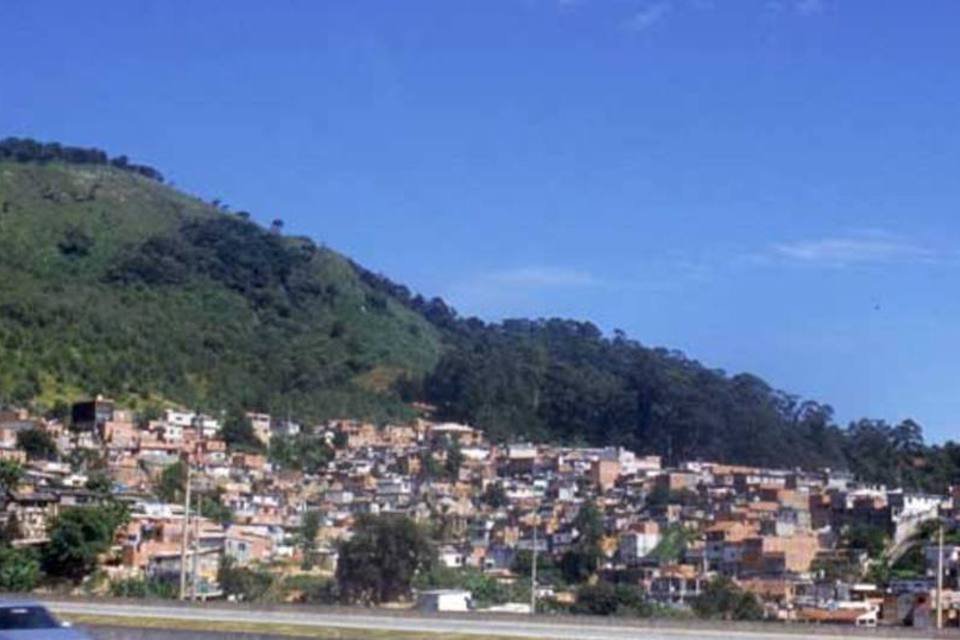 Bombeiros controlam fogo em favela da zona norte de SP