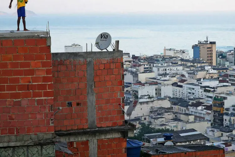 
	Menino com camiseta do Brasil em favela do Rio de Janeiro
 (Mario Tama/Getty Images)