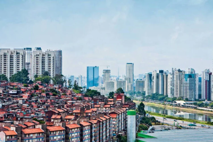 
	Favela Real Parque, em S&atilde;o Paulo: &eacute; mais esperada a intera&ccedil;&atilde;o entre a elite branca com a classe m&eacute;dia branca do que entre as elites branca e negra paulistana
 (Levi Mendes Jr.)