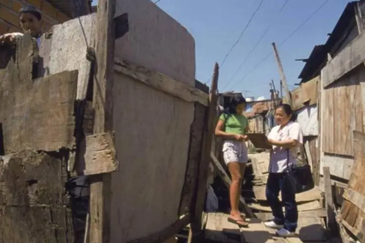 
	Favela: pesquisa revelou tamb&eacute;m que 12% dos domic&iacute;lios brasileiros em aglomerados irregulares ficam &agrave;s margens de c&oacute;rregos
 (Ricardo Benichio/Veja)