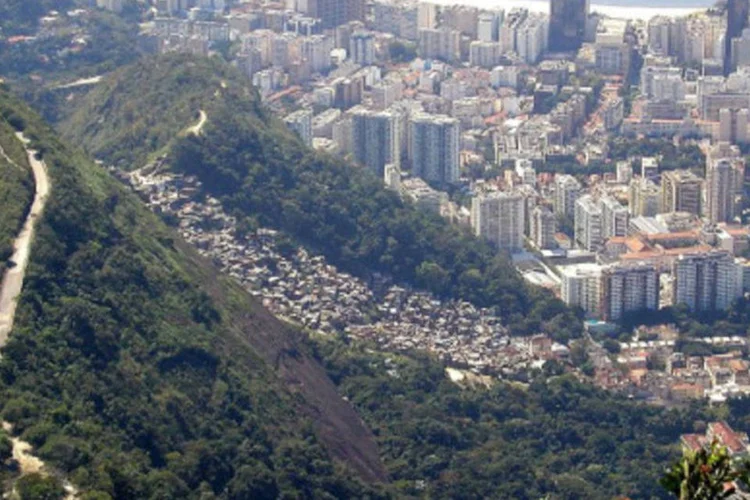 Vista do Rio de Janeiro, com a favela Dona Marta no centro
