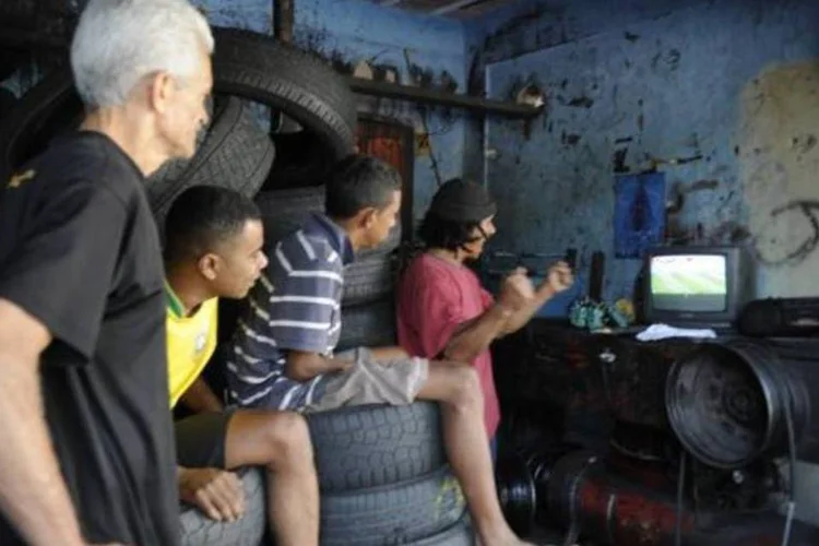 Moradores da Favela do Metrô-Mangueira, localizada a menos de um quilômetro do Maracanã (Tânia Rêgo/Agência Brasil)