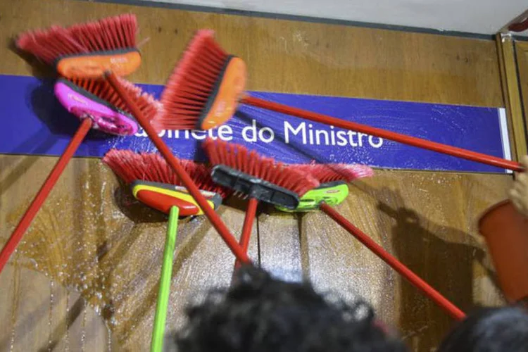
	Faxina&ccedil;o: o presidente em exerc&iacute;cio, Michel Temer (PMDB), afirmou nesta tarde que manter&aacute; Fabiano Silveira &quot;por enquanto&quot;
 (Antonio Cruz/Agência Brasil)