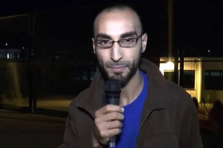 
	Faycal Cheffou: no v&iacute;deo, o homem, usando um casaco claro e uma camisa celeste, caminha perto dos dois suicidas antes das explos&otilde;es
 (Youtube / AFP)
