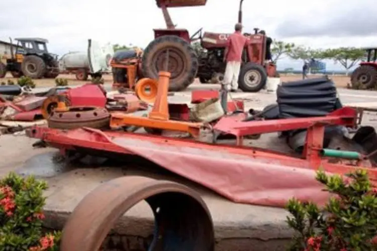 Depredação causada em 2009 na Fazenda Santo Henrique, da Cutrale, invadida pelo MST, com pés de laranja arrancados e tratores destruídos (.)