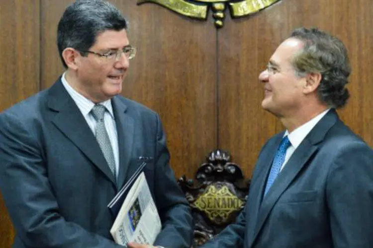 
	O ministro da Fazenda, Joaquim Levy (E), re&uacute;ne-se com o presidente do Senado, Renan Calheiros
 (Agência Brasil/ Antonio Cruz)
