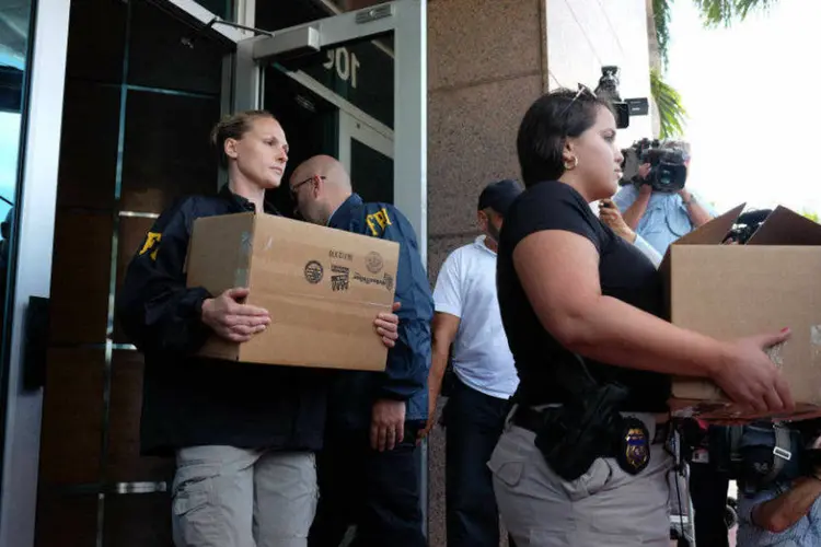 Agentes do FBI levam caixas de escritórios da Concacaf (Gaston De Cardenas/Reuters)