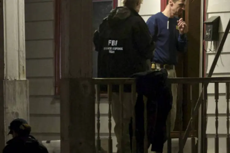 Agentes do FBI inspecionam a casa onde três mulheres foram encontradas após desaparecerem por cerca de uma década, em Cleveland, nos Estados Unidos (REUTERS / John Gress)