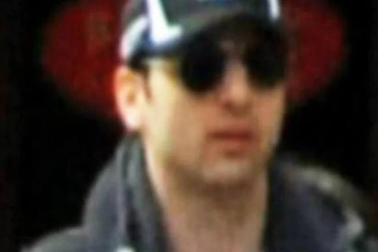 Imagem do suspeito número 1 do atentado na Maratona de Boston é divulgada pelo FBI (REUTERS/FBI)