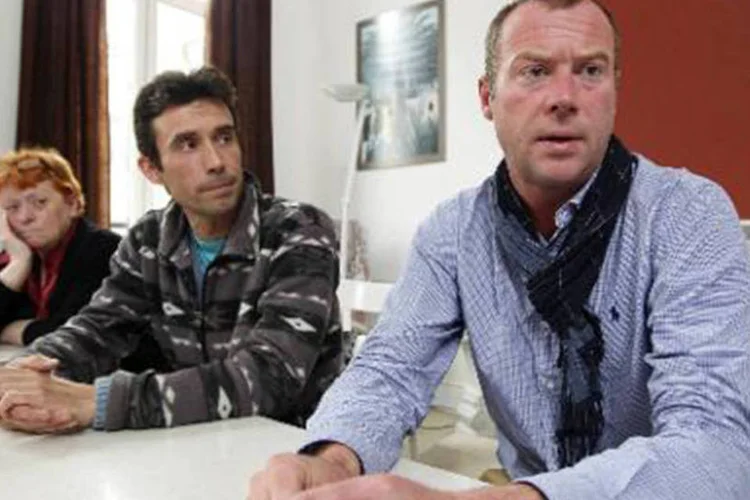 Pai de Jejoen, Dimitri Bontinck (D) se reúne com outros pais, em Bruxelas, em 30 de maio de 2013, para discutir a situação de jovens belgas que foram para a Síria apoiar a militância anti-Assad (Nicolas Maeterlinck/Reuters)