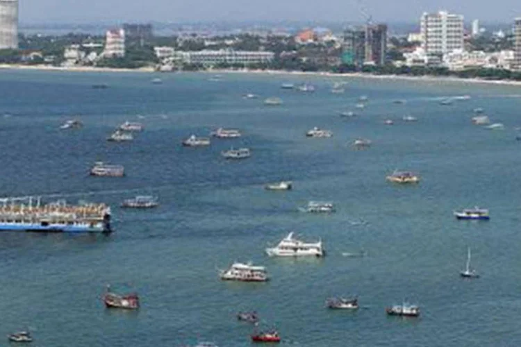 
	A praia na localidade tur&iacute;stica tailandesa de Pattaya: 200 tailandeses e turistas estrangeiros viajavam a bordo da embarca&ccedil;&atilde;o de dois andares que saiu da ilha de Lan em dire&ccedil;&atilde;o a Pattaya
 (Indranil Mukherjee/AFP)