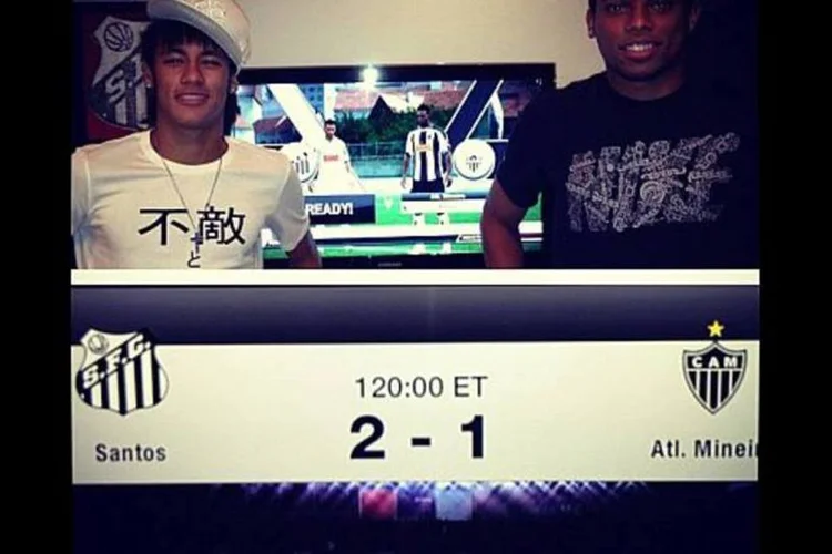 Neymar aparece ao lado de André, ex-parceiro de ataque no Santos e atual centroavante do Atlético Mineiro (Reprodução)