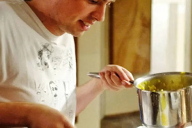 Chef Raphael Despirite preparando uma refeição para o projeto Fechado Para Jantar (Divulgação)