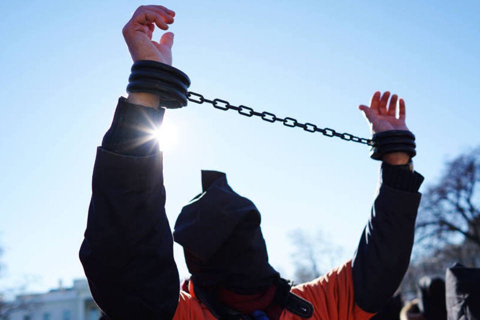 Chegam a Omã 10 iemenitas que estavam presos em Guantánamo