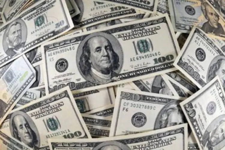 Dólar: para especialistas, quem vai viajar ou estudar no exterior ainda neste ano deveria comprar a moeda agora (Karen Bleier/AFP)