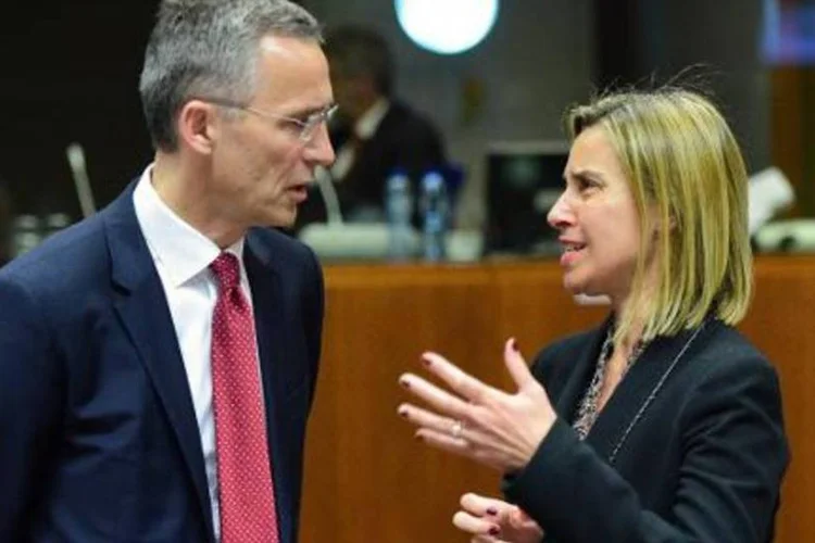 Federica Mogherini conversa com o secretário-geral da Otan, Jens Stoltenberg, em Bruxelas (Emmanuel Dunand/AFP)