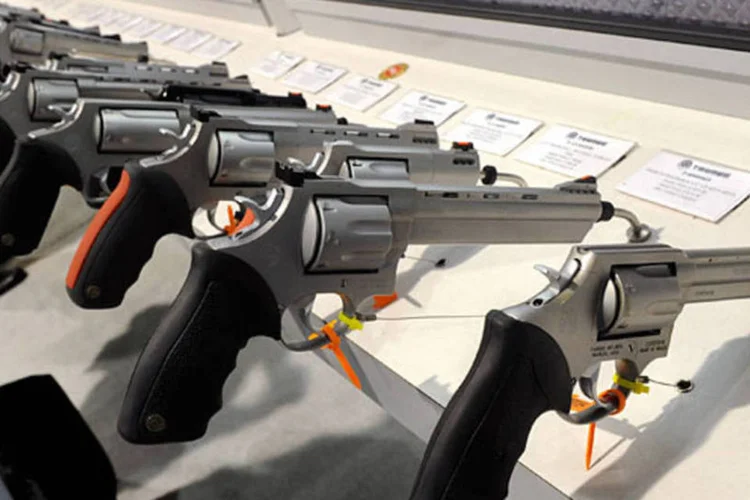 
	Armas: primeiro ataque dos registrados hoje aconteceu &agrave;s 10h15 (hor&aacute;rio local) na entrada da sede do jornal&nbsp;&quot;Lib&eacute;ration&quot;
 (Ethan Miller / Getty Images)