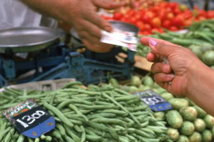 Feira em Copacabana: alimentação foi um dos setores que apresentou alta mais forte na inflação, de -0,64% para 0,21% (Arquivo/Veja)