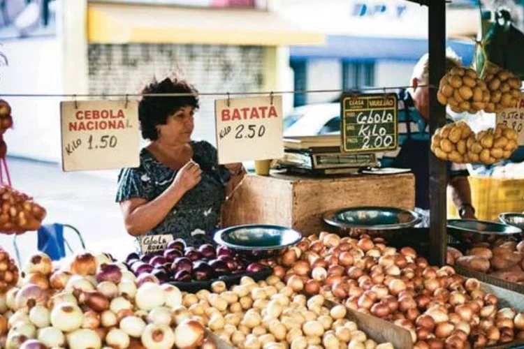 Inflação em alta: As expectativas de mercado para o IPCA em 2011 estão no limite do teto da meta perseguida pelo Banco Central, que é de 6,5% e, com a alta do dólar, as previsões são de mais aumento nos preços (Alexandre Battibugli/EXAME.com)