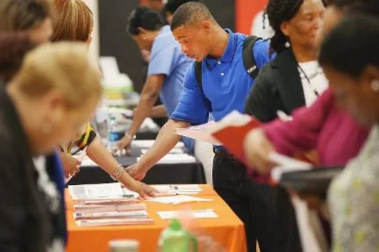 
	Feira de empregos em Chicago: pedidos iniciais de aux&iacute;lio-desemprego ca&iacute;ram em 4 mil, para 294 mil segundo dados sazonalmente ajustados na semana que terminou em 3 de janeiro
 (Scott Olson/AFP)