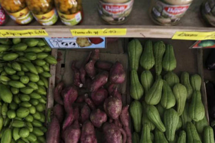 
	Sozinhos, os subgrupos Hortali&ccedil;as e Legumes, que passou de 8,96% para 11,85%, e o de Frutas (5,29% para 6,19%), responderam por 0,24 ponto porcentual da infla&ccedil;&atilde;o
 (REUTERS/Ricardo Moraes)