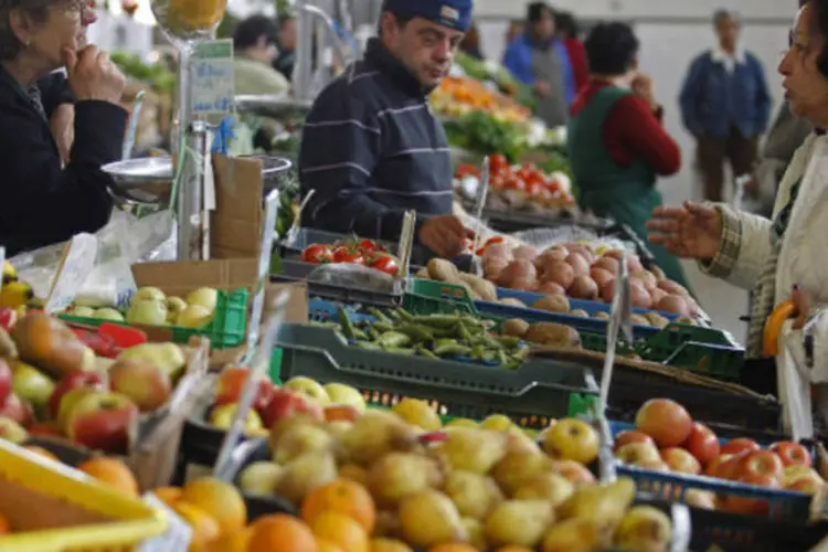 
	Alimentos: consumidora escolhe vegetais em feira de Portugal: pesquisa mostrou que a expectativa era de alta para -23,3
 (REUTERS/Jose Manuel Ribeiro)