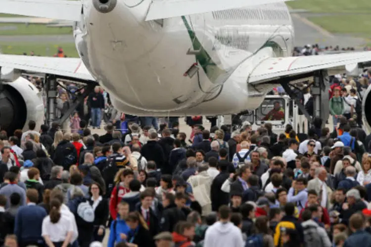 Visitantes passam por avião em exposição na 50ª Paris Air Show (REUTERS/Pascal Rossignol)