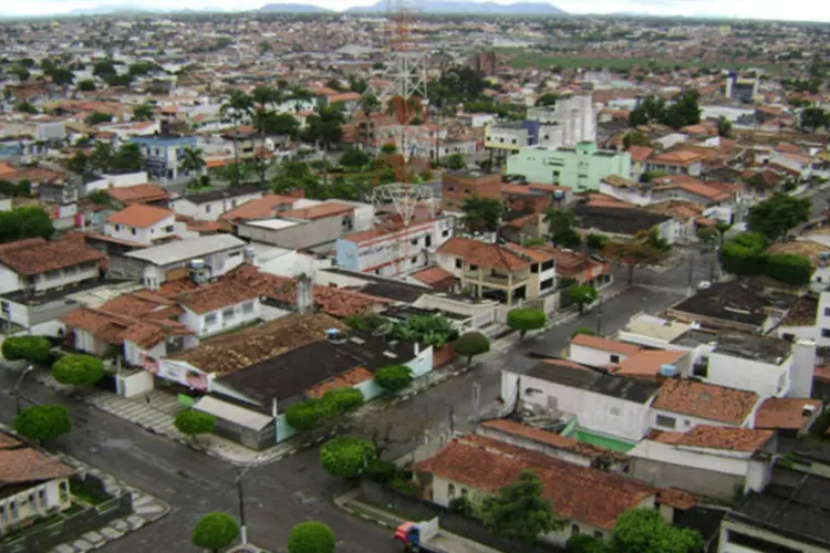 
	Vista de Feira de Santana atrav&eacute;s de um edif&iacute;cio: na cidade baiana, quatro m&eacute;dicos foram selecionados e somente um se apresentou
 (Andrevruas/AFP)