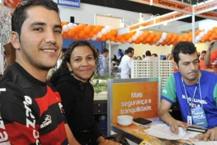 Izaías Machado e sua mulher Patrícia foram ao Feirão em busca de um apartamento para a família (José Cruz/AGÊNCIA BRASIL)
