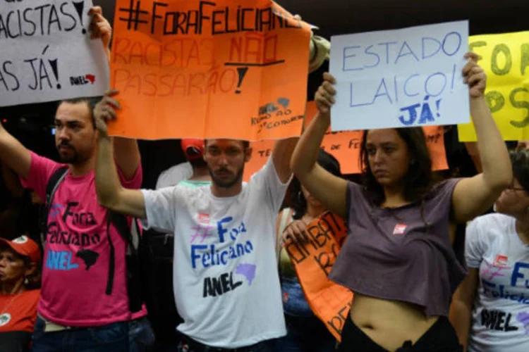 Manifestantes protestam contra o presidente da Comissão de Direitos Humanos e Minorias, o deputado e pastor Marco Feliciano (PSC) (Fabio Rodrigues Pozzebom/ABr)