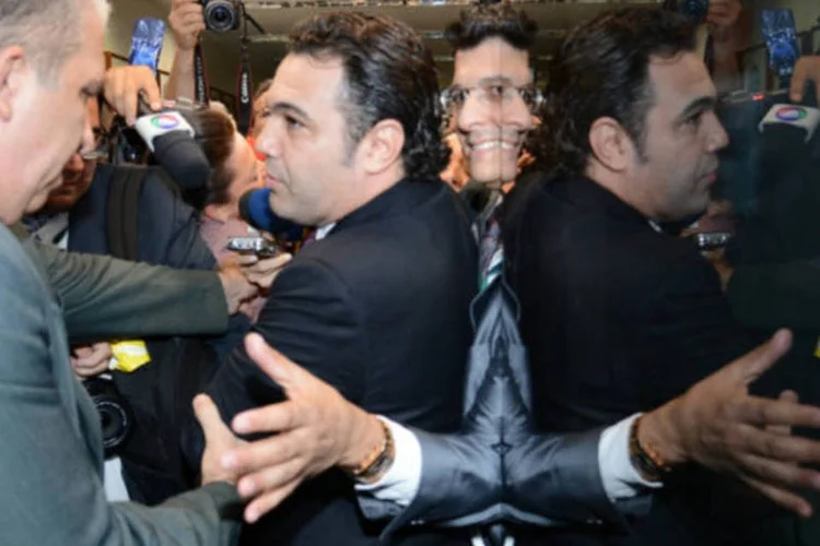 O presidente da Comissão de Direitos Humanos da Câmara, deputado pastor Marco Feliciano, deixa audiência protegido por assessores e seguranças da Casa (Fabio Rodrigues Pozzebom/ABr)