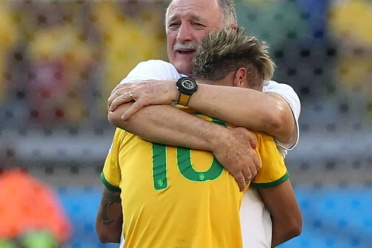 
	O ex-t&eacute;cnico da Sele&ccedil;&atilde;o Brasileira Luiz Felipe Scolari abra&ccedil;a o atacante Neymar
 (Getty Images)