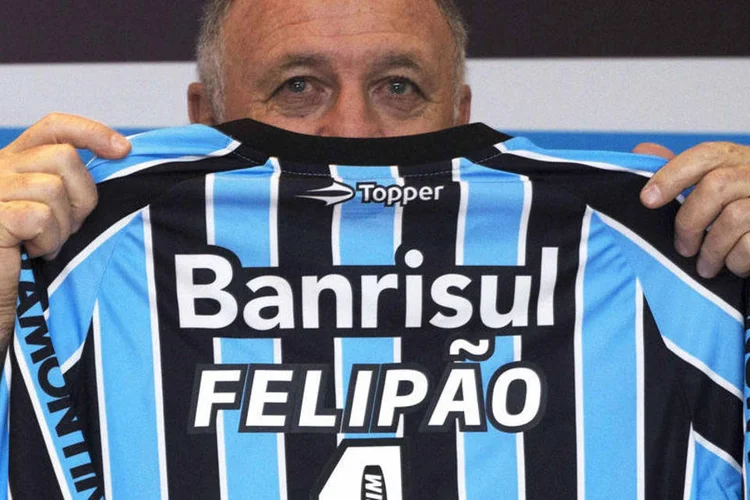Ex-técnico da seleção, Felipão foi apresentado como novo técnico do Grêmio, em Porto Alegre (Edison Vara/Reuters)