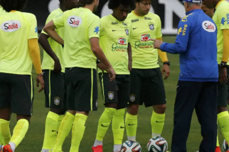 O técnico Luiz Felipe Scolari dá instruções a jogadores da seleção em treino (Marcelo Regua/Reuters)