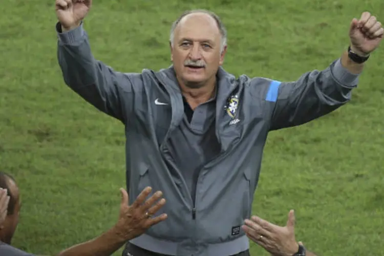 Técnico Luiz Felipe Scolari, o Felipão, comemora vitória do Brasil sobre a Espanha, que garantiu o título da Copa das Confederações (REUTERS/Paulo Whitaker)