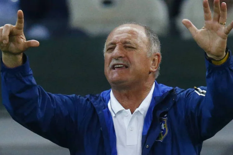 Felipão gesticula indicando o número de gols sofridos pelo Brasil no 7x1 contra a Alemanha (Reuters/Ruben Sprich)