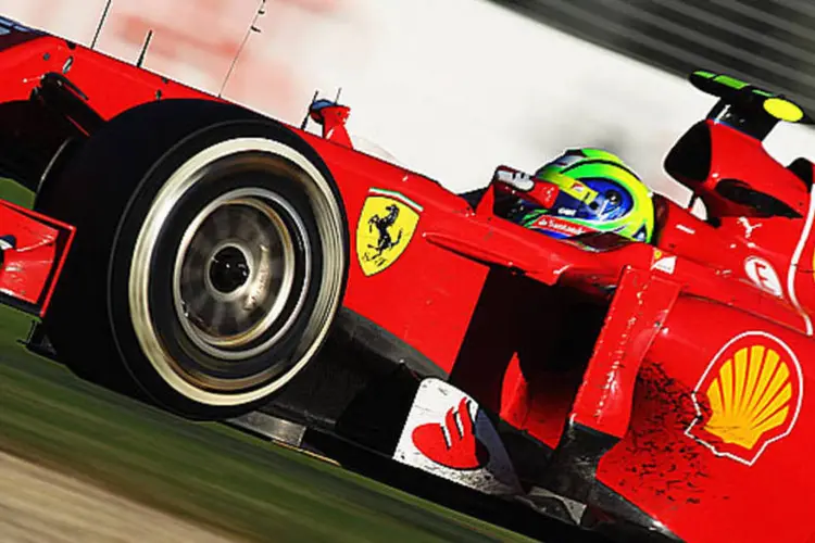Felipe Massa se envolveu num acidente com Bruno Senna a dez voltas do final e ambos tiveram de abandonar o Grande Prêmio da Austrália (Mark Thompson / Getty Images)