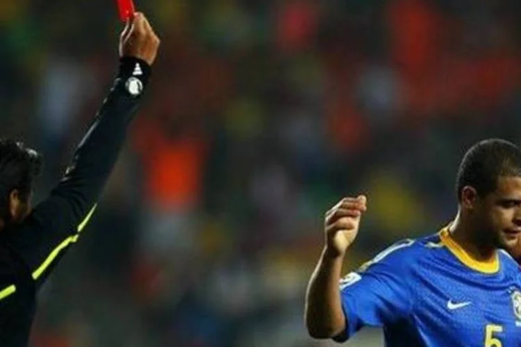 Felipe Melo leva cartão vermelho no jogo contra a Holanda; mensagem no Twitter é primeiro pronunciamento que o jogador faz após voltar ao Brasil