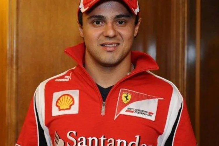 Felipe Massa, já ostentando um boné da Scuderia com o logotipo do Santander (Divulgação)