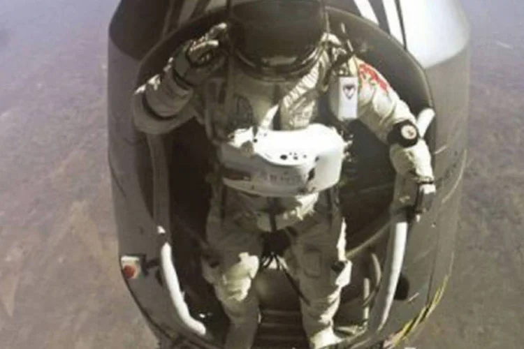 
	Felix Baumgartner salta da c&aacute;psula, a 39 km da Terra, em 14 de outubro: oi ele foi o &uacute;nico paraquedista que conseguiu romper a barreira do som em queda livre
 (AFP)